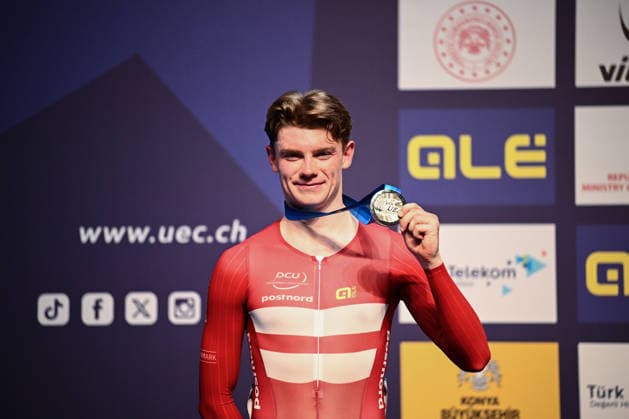 2026 UEC Track Elite European Championships Picture by Olly Hassell SWpix.com - 02 02 2026 - Cycling - 2026 UEC Track Elite European Championships - Konya Velodrome, Konya, Türkiye - Men™s Point Race Podium - Conrad Haugsted (Denmark) receives the Silver Medal Konya Konya Velodrome Türkiye Copyright: x xSWpix.comx(t axPhotographyxHubxLtd)xOllyxHassell SWpix.comx SWP-3177-0384