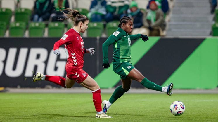 from left Martyna Wiankowska 1 FC Köln, 26 and goal scorer Lineth Beerensteyn VfL Wolfsburg, 9 scores the goal for 1 0, goal, highlight, goal success, THE DFB GUIDELINES PROHIBIT ANY USE OF PHOTOGRAPHS AS IMAGE SEQUENCES AND OR QUASI VIDEO DFB REGULATIONS PROHIBIT ANY USE OF PHOTOGRAPHS AS IMAGE SEQUENCES AND OR QUASI VIDEO , 02 02 2026, , Football, Google Pixel Women Bundesliga, VfL Wolfsburg 1 FC Köln xobx