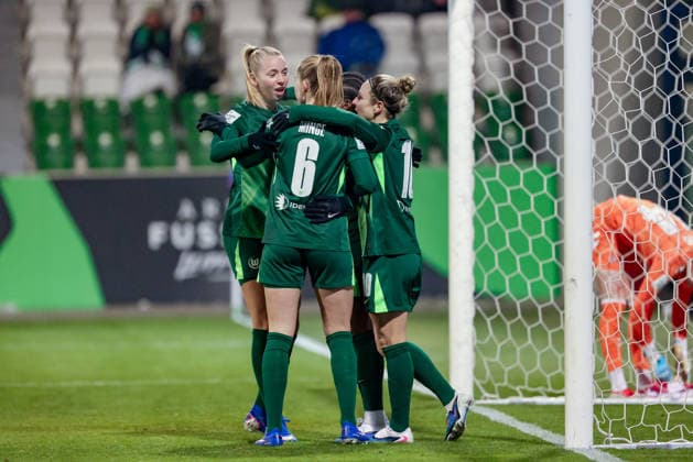 Players of VfL Wolfsburg with goal celebration, cheering, jubilant, optimistic, game scene, highlight, joy about the goal to 1 0, THE DFB REGULATIONS PROHIBIT ANY USE OF PHOTOGRAPHS AS IMAGE SEQUENCES AND OR QUASI VIDEO , 02 02 2026, , Football, Google Pixel Womens Bundesliga, VfL Wolfsburg 1 FC Köln xobx