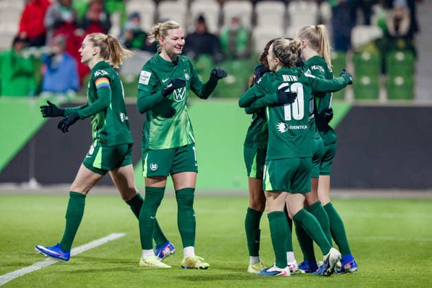 Players of VfL Wolfsburg with goal celebration, cheering, jubilant, optimistic, game scene, highlight, joy about the goal to 1 0, THE DFB REGULATIONS PROHIBIT ANY USE OF PHOTOGRAPHS AS IMAGE SEQUENCES AND OR QUASI VIDEO , 02 02 2026, , Football, Google Pixel Womens Bundesliga, VfL Wolfsburg 1 FC Köln xobx