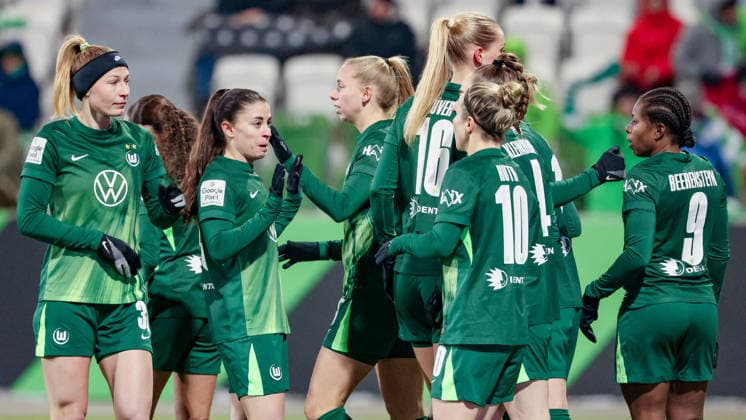 Players of VfL Wolfsburg with goal celebration, cheering, jubilant, optimistic, game scene, highlight, joy about the goal to 1 0, THE DFB REGULATIONS PROHIBIT ANY USE OF PHOTOGRAPHS AS IMAGE SEQUENCES AND OR QUASI VIDEO , 02 02 2026, , Football, Google Pixel Womens Bundesliga, VfL Wolfsburg 1 FC Köln xobx