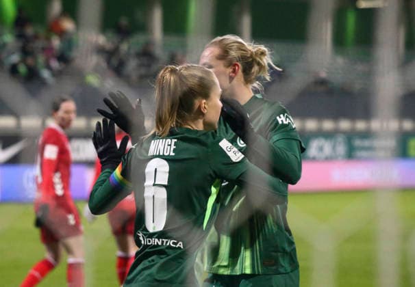 Germany Womens Bundesliga 2025 26, 16 Matchday VfL Wolfsburg VS 1 FC Köln AOK Stadion Wolfsburg Goal celebration Janina Minge VfL Wolfsburg Women, 6 Alexandra Popp VfL Wolfsburg Women, 11 Copyright: xAymanxAlahmedx
