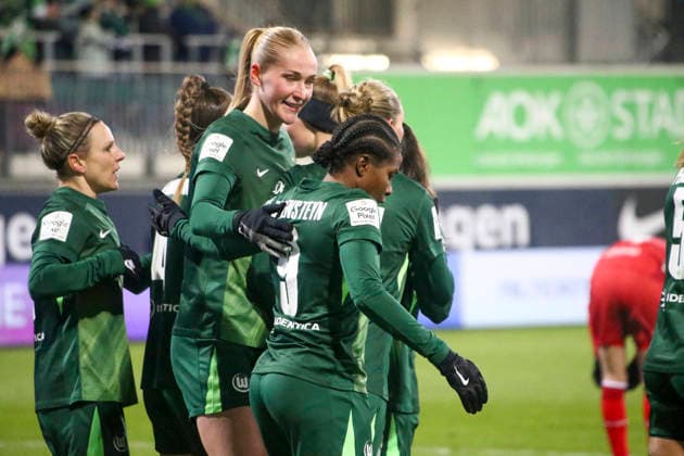 Germany Womens Bundesliga 2025 26, 16 Matchday VfL Wolfsburg VS 1 FC Köln AOK Stadion Wolfsburg Goal celebration Janina Minge VfL Wolfsburg Women, 6 Alexandra Popp VfL Wolfsburg Women, 11 Lineth Beerensteyn VfL Wolfsburg Women, 9 Camilla Küver Camilla Kuver VfL Wolfsburg Women, 16 Copyright: xAymanxAlahmedx