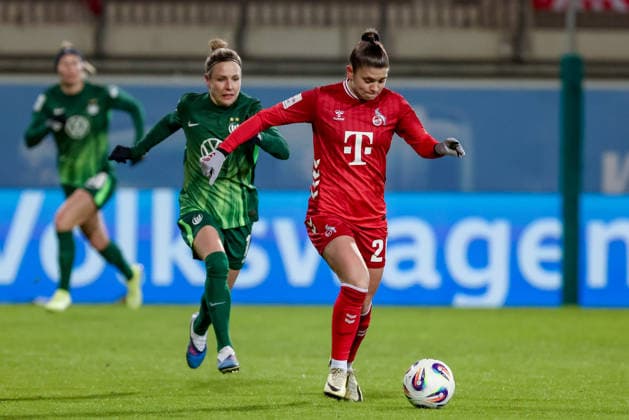 from left Svenja Huth VfL Wolfsburg, 10 and Martyna Wiankowska 1 FC Köln, 26 in a duel, dynamic, action, action, game scene, THE DFB GUIDELINES PROHIBIT ANY USE OF PHOTOGRAPHS AS IMAGE SEQUENCES AND OR QUASI VIDEO DFB REGULATIONS PROHIBIT ANY USE OF PHOTOGRAPHS AS IMAGE SEQUENCES AND OR QUASI VIDEO , 02 02 2026, , Football, Google Pixel Women Bundesliga, VfL Wolfsburg 1 FC Köln xobx