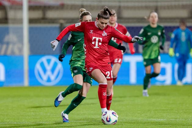 from left Svenja Huth VfL Wolfsburg, 10 and Martyna Wiankowska 1 FC Köln, 26 in a duel, dynamic, action, action, game scene, THE DFB GUIDELINES PROHIBIT ANY USE OF PHOTOGRAPHS AS IMAGE SEQUENCES AND OR QUASI VIDEO DFB REGULATIONS PROHIBIT ANY USE OF PHOTOGRAPHS AS IMAGE SEQUENCES AND OR QUASI VIDEO , 02 02 2026, , Football, Google Pixel Women Bundesliga, VfL Wolfsburg 1 FC Köln xobx