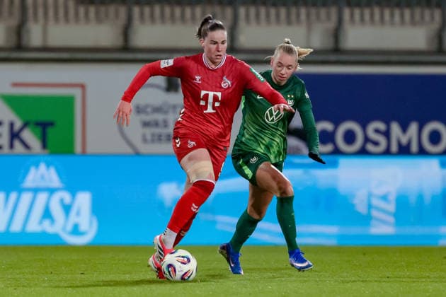 from left Adriana Achcinska 1 FC Köln, 9 and Ella Peddemors VfL Wolfsburg, 5 in a duel, dynamic, action, action, game scene, THE DFB GUIDELINES PROHIBIT ANY USE OF PHOTOGRAPHS AS IMAGE SEQUENCES AND OR QUASI VIDEO DFB REGULATIONS PROHIBIT ANY USE OF PHOTOGRAPHS AS IMAGE SEQUENCES AND OR QUASI VIDEO , 02 02 2026, , Football, Google Pixel Women Bundesliga, VfL Wolfsburg 1 FC Köln xobx