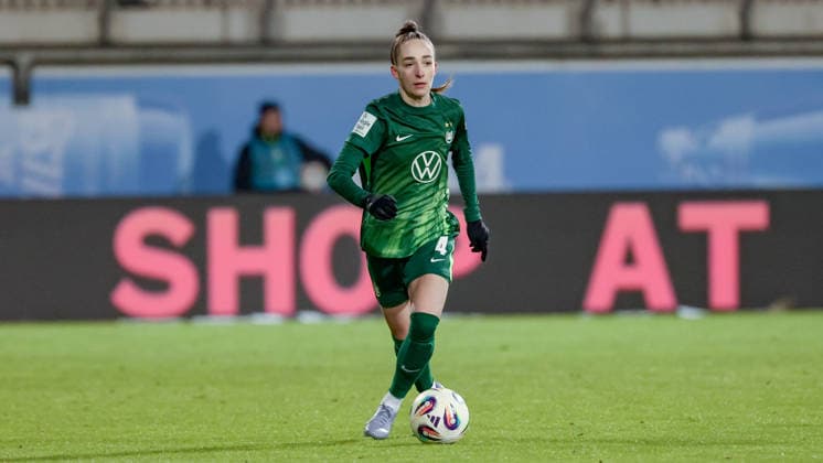 Sophia Kleinherne VfL Wolfsburg, 4 on the ball, cropped, single image, full body, action, action, game scene, THE DFB GUIDELINES PROHIBIT ANY USE OF PHOTOGRAPHS AS IMAGE SEQUENCES AND OR QUASI VIDEO DFB REGULATIONS PROHIBIT ANY USE OF PHOTOGRAPHS AS IMAGE SEQUENCES AND OR QUASI VIDEO , 02 02 2026, , Football, Google Pixel Women Bundesliga, VfL Wolfsburg 1 FC Köln xobx