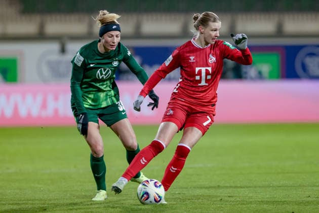 from left Sarai Linder VfL Wolfsburg, 39 and Anna Lena Stolze 1 FC Köln, 7 in a duel, dynamic, action, action, game scene, THE DFB GUIDELINES PROHIBIT ANY USE OF PHOTOGRAPHS AS IMAGE SEQUENCES AND OR QUASI VIDEO DFB REGULATIONS PROHIBIT ANY USE OF PHOTOGRAPHS AS IMAGE SEQUENCES AND OR QUASI VIDEO , 02 02 2026, , Football, Google Pixel Women Bundesliga, VfL Wolfsburg 1 FC Köln xobx