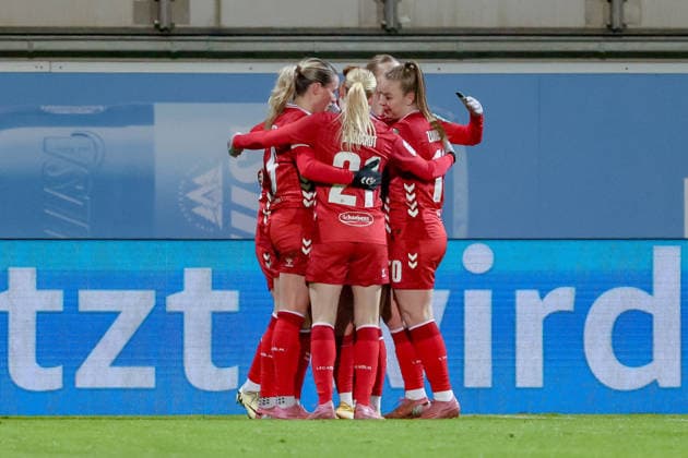 Players of 1 FC Köln with goal celebration, cheering, jubilant, optimistic, game scene, highlight, joy about the goal to 1 1, THE DFB REGULATIONS PROHIBIT ANY USE OF PHOTOGRAPHS AS IMAGE SEQUENCES AND OR QUASI VIDEO , 02 02 2026, , Football, Google Pixel Womens Bundesliga, VfL Wolfsburg 1 FC Köln xobx