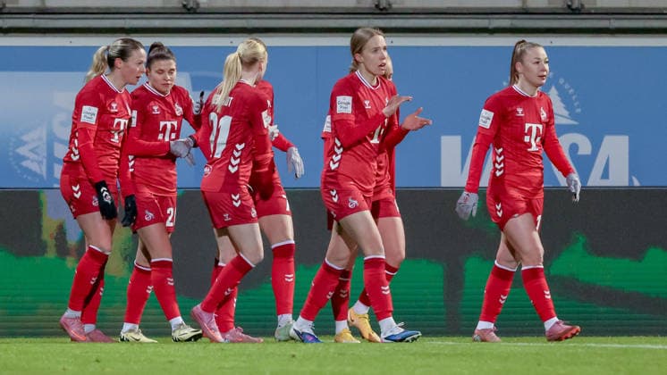 Players of 1 FC Köln with goal celebration, cheering, jubilant, optimistic, game scene, highlight, joy about the goal to 1 1, THE DFB REGULATIONS PROHIBIT ANY USE OF PHOTOGRAPHS AS IMAGE SEQUENCES AND OR QUASI VIDEO , 02 02 2026, , Football, Google Pixel Womens Bundesliga, VfL Wolfsburg 1 FC Köln xobx