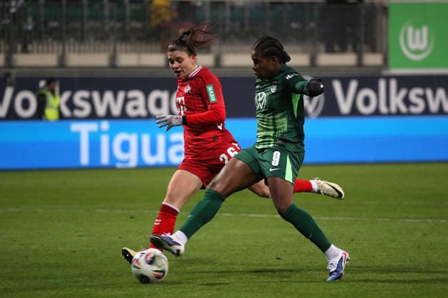 VfL vs Cologne, BL Women Wolfsburg, 02 02 2026, Football, Women, Google Pixel Bundesliga, Season 2025 2026, VfL Wolfsburg vs 1 FC Cologne, Lineth Beerensteyn VfL Wolfsburg scores goal for 1 0, Martyna Wiankowska Köln AOK Stadion Niedersachsen Germany