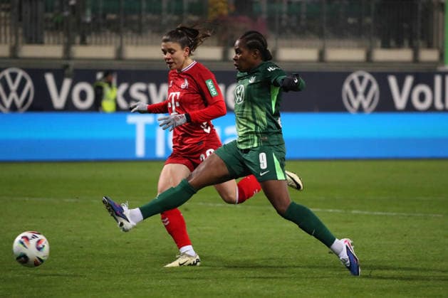 VfL vs Cologne, BL Women Wolfsburg, 02 02 2026, Football, Women, Google Pixel Bundesliga, Season 2025 2026, VfL Wolfsburg vs 1 FC Cologne, Lineth Beerensteyn VfL Wolfsburg scores goal for 1 0, Martyna Wiankowska Köln AOK Stadion Niedersachsen Germany
