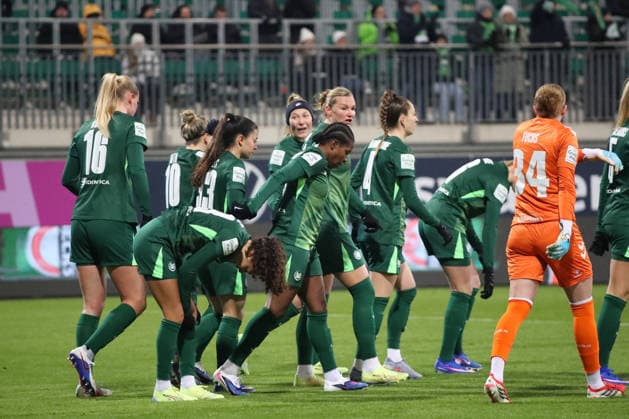 VfL vs Cologne, BL Women Wolfsburg, 02 02 2026, Soccer, Women, Google Pixel Bundesliga, Season 2025 2026, VfL Wolfsburg vs 1 FC Cologne, Lineth Beerensteyn VfL Wolfsburg cheers with the team after their goal for 1 0 AOK Stadion Niedersachsen Germany