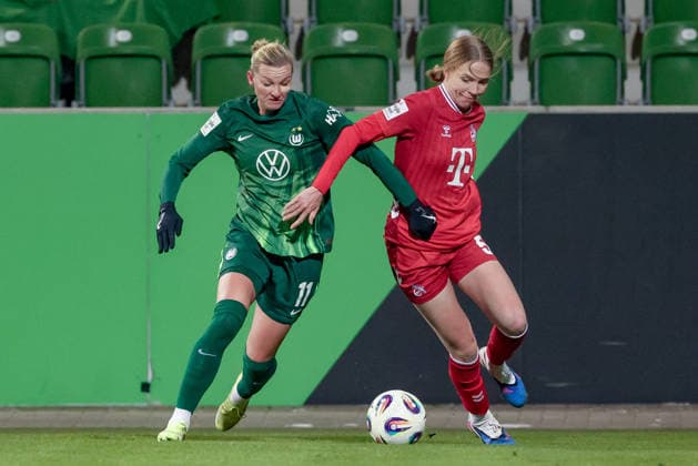 from left Alexandra Popp VfL Wolfsburg, 11 and Celina Degen 1 FC Köln, 5 in a duel, dynamic, action, action, game scene, THE DFB GUIDELINES PROHIBIT ANY USE OF PHOTOGRAPHS AS IMAGE SEQUENCES AND OR QUASI VIDEO DFB REGULATIONS PROHIBIT ANY USE OF PHOTOGRAPHS AS IMAGE SEQUENCES AND OR QUASI VIDEO , 02 02 2026, , Football, Google Pixel Women Bundesliga, VfL Wolfsburg 1 FC Köln xobx