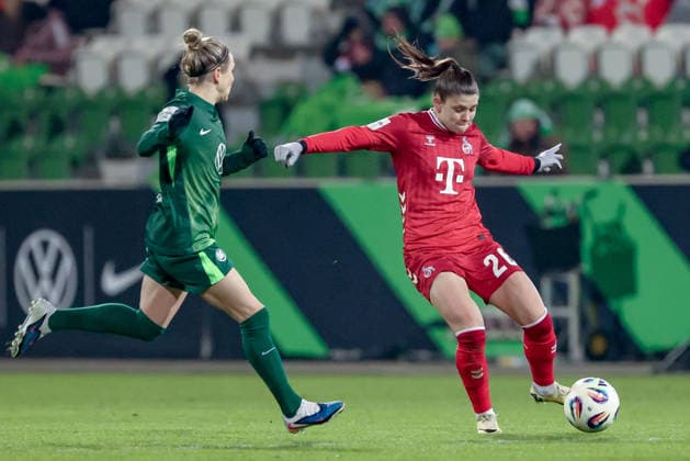 from left Svenja Huth VfL Wolfsburg, 10 and Martyna Wiankowska 1 FC Köln, 26 in a duel, dynamic, action, action, game scene, THE DFB GUIDELINES PROHIBIT ANY USE OF PHOTOGRAPHS AS IMAGE SEQUENCES AND OR QUASI VIDEO DFB REGULATIONS PROHIBIT ANY USE OF PHOTOGRAPHS AS IMAGE SEQUENCES AND OR QUASI VIDEO , 02 02 2026, , Football, Google Pixel Women Bundesliga, VfL Wolfsburg 1 FC Köln xobx