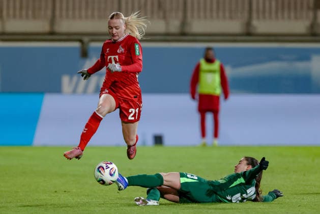 from left Anna Gerhardt 1 FC Köln, 21 and Judit Pujols VfL Wolfsburg, 33 in a duel, dynamic, action, action, game scene, THE DFB GUIDELINES PROHIBIT ANY USE OF PHOTOGRAPHS AS IMAGE SEQUENCES AND OR QUASI VIDEO DFB REGULATIONS PROHIBIT ANY USE OF PHOTOGRAPHS AS IMAGE SEQUENCES AND OR QUASI VIDEO , 02 02 2026, , Football, Google Pixel Women Bundesliga, VfL Wolfsburg 1 FC Köln xobx