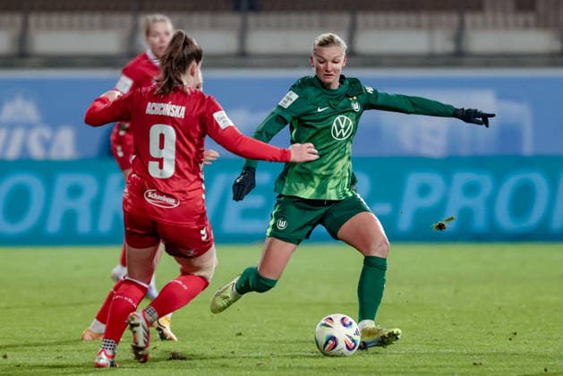 from left Adriana Achcinska 1 FC Köln, 9 8 and Alexandra Popp VfL Wolfsburg, 11 in duel, duel, dynamics, action, action, game scene, THE DFB GUIDELINES PROHIBIT ANY USE OF PHOTOGRAPHS AS IMAGE SEQUENCES AND OR QUASI VIDEO DFB REGULATIONS PROHIBIT ANY USE OF PHOTOGRAPHS AS IMAGE SEQUENCES AND OR QUASI VIDEO , 02 02 2026, , Football, Google Pixel Women Bundesliga, VfL Wolfsburg 1 FC Köln xobx