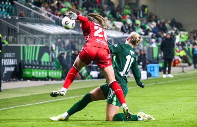 Germany Womens Bundesliga 2025 26, 16 Matchday VfL Wolfsburg VS 1 FC Köln AOK Stadion Wolfsburg Martyna Wiankowska 1 FC Köln Women, 26 Alexandra Popp VfL Wolfsburg Women, 11 Copyright: xAymanxAlahmedx