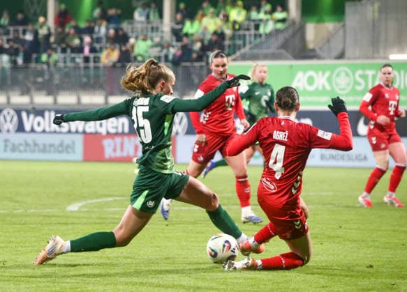 Germany Womens Bundesliga 2025 26, 16 Matchday VfL Wolfsburg VS 1 FC Köln AOK Stadion Wolfsburg Vivien Endemann VfL Wolfsburg Women, 25 Sara AgreÅ¾ Sara Agrez 1 FC Köln Women, 4 Copyright: xAymanxAlahmedx