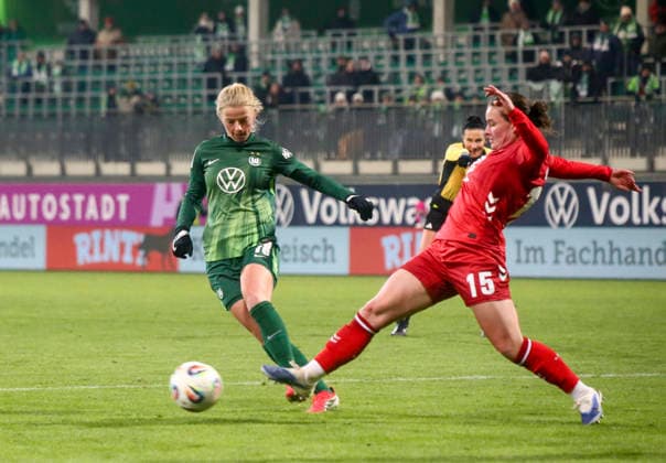 Germany Womens Bundesliga 2025 26, 16 Matchday VfL Wolfsburg VS 1 FC Köln AOK Stadion Wolfsburg Justine Kielland VfL Wolfsburg Women, 18 Amelie Bohnen 1 FC Köln Women, 15 Copyright: xAymanxAlahmedx