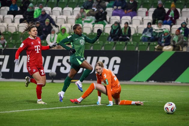 Wolfsburg, Germany 02 February 2026 1 BL Women 2025 2026 VfL Wolfsburg vs 1 FC Köln In the picture from left the second goal scorer Lineth Beerensteyn VfL makes the goal to 1 0 for Wolfsburg, next to her Martyna Wiankowska FC and goalkeeper Irina Fuchs FC DFB regulations prohibit any use of photographs as image sequences and or quasi video AOK Stadion Niedersachsen Copyright: xFotostandx xFantinix