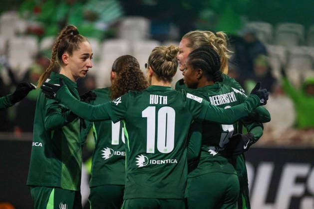 Wolfsburg, Germany 02 February 2026 1 BL Women 2025 2026 VfL Wolfsburg vs 1 FC Köln In the picture goal scorer Lineth Beerensteyn VfL , right in the picture, makes the goal to 1 0 for Wolfsburg and cheers with her teammates DFB regulations prohibit any use of photographs as image sequences and or quasi video AOK Stadion Niedersachsen Copyright: xFotostandx xFantinix