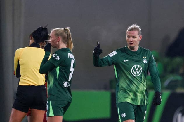 Wolfsburg, Germany 02 February 2026 1 BL Women 2025 2026 VfL Wolfsburg vs 1 FC Köln In the picture Alexandra Popp VfL , right in the picture, shows thumbs up DFB regulations prohibit any use of photographs as image sequences and or quasi video AOK Stadion Niedersachsen Copyright: xFotostandx xFantinix