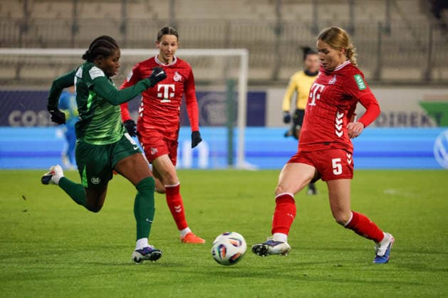 Wolfsburg, Germany 02 February 2026 1 BL Women 2025 2026 VfL Wolfsburg vs 1 FC Köln In the picture from left in a duel Lineth Beerensteyn VfL and Celina Degen FC DFB regulations prohibit any use of photographs as image sequences and or quasi video AOK Stadion Niedersachsen Copyright: xFotostandx xFantinix