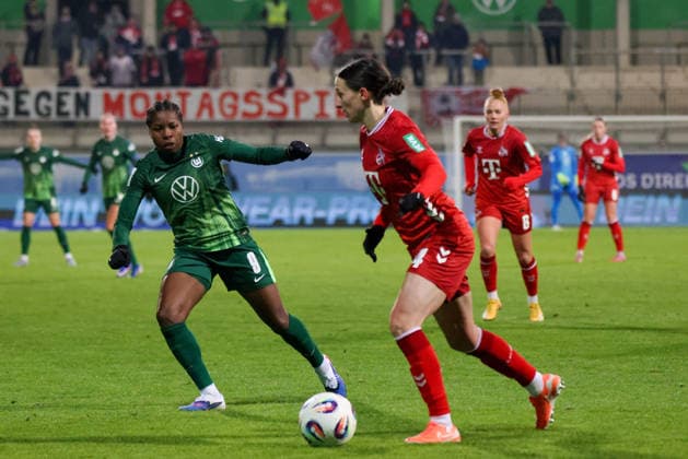 Wolfsburg, Germany 02 February 2026 1 BL Women 2025 2026 VfL Wolfsburg vs 1 FC Köln In picture from left in duel Lineth Beerensteyn VfL and Sara Agrez FC DFB regulations prohibit any use of photographs as image sequences and or quasi video AOK Stadion Niedersachsen Copyright: xFotostandx xFantinix