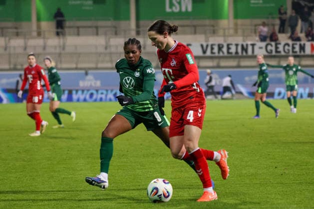 Wolfsburg, Germany 02 February 2026 1 BL Women 2025 2026 VfL Wolfsburg vs 1 FC Köln In picture from left in duel Lineth Beerensteyn VfL and Sara Agrez FC DFB regulations prohibit any use of photographs as image sequences and or quasi video AOK Stadion Niedersachsen Copyright: xFotostandx xFantinix