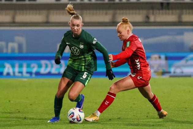 Wolfsburg, Germany 02 February 2026 1 BL Women 2025 2026 VfL Wolfsburg vs 1 FC Köln In the picture from left in a duel Ella Peddemors VfL and Laura Vogt FC DFB regulations prohibit any use of photographs as image sequences and or quasi video AOK Stadion Niedersachsen Copyright: xFotostandx xFantinix