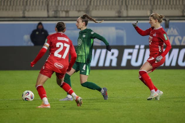 02 02 2026, xgrfx, Soccer Google Pixel Women Bundesliga, VfL Wolfsburg 1 FC Koeln v l Laura Feiersinger 1 FC Köln , Sophia Kleinherne VfL Wolfsburg DFL DFB REGULATIONS PROHIBIT ANY USE OF PHOTOGRAPHS as IMAGE SEQUENCES and or QUASI VIDEO Wolfsburg