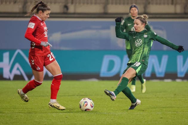 02 02 2026, xgrfx, Soccer Google Pixel Women Bundesliga, VfL Wolfsburg 1 FC Koeln v l Martyna Wiankowska 1 FC Köln , Svenja Huth VfL Wolfsburg DFL DFB REGULATIONS PROHIBIT ANY USE OF PHOTOGRAPHS as IMAGE SEQUENCES and or QUASI VIDEO Wolfsburg