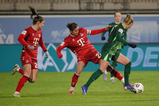 02 02 2026, xgrfx, Soccer Google Pixel Women Bundesliga, VfL Wolfsburg 1 FC Koeln v l Laura Feiersinger 1 FC Köln , Janina Minge VfL Wolfsburg DFL DFB REGULATIONS PROHIBIT ANY USE OF PHOTOGRAPHS as IMAGE SEQUENCES and or QUASI VIDEO Wolfsburg