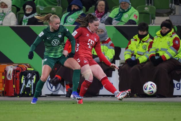 02 02 2026, xgrfx, Soccer Google Pixel Women Bundesliga, VfL Wolfsburg 1 FC Koeln v l Ella Peddemors VfL Wolfsburg , Adriana Achcinska 1 FC Köln DFL DFB REGULATIONS PROHIBIT ANY USE OF PHOTOGRAPHS as IMAGE SEQUENCES and or QUASI VIDEO Wolfsburg