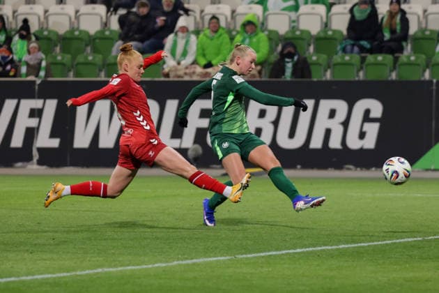 02 02 2026, xgrfx, Soccer Google Pixel Women Bundesliga, VfL Wolfsburg 1 FC Koeln v l Laura Vogt 1 FC Köln , Ella Peddemors VfL Wolfsburg DFL DFB REGULATIONS PROHIBIT ANY USE OF PHOTOGRAPHS as IMAGE SEQUENCES and or QUASI VIDEO Wolfsburg
