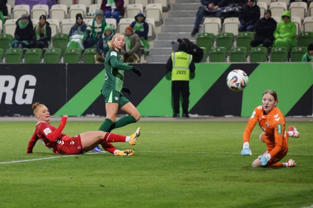 02 02 2026, xgrfx, Soccer Google Pixel Women Bundesliga, VfL Wolfsburg 1 FC Koeln v l Laura Vogt 1 FC Köln , Ella Peddemors VfL Wolfsburg , Irina Fuchs 1 FC Köln DFL DFB REGULATIONS PROHIBIT ANY USE OF PHOTOGRAPHS as IMAGE SEQUENCES and or QUASI VIDEO Wolfsburg
