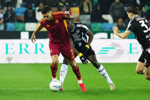 Roma™s Lorenzo Pellegrini fights for the ball with Udinese s Oumar Solet during the Serie A soccer match between Udinese and Roma at the Bluenergy Stadium in Udine, north east Italy - Monday, February 02,2026 - soccer  Copyright: xAndreaxBressanutti LaPressex