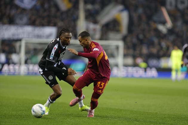 Udinese s KINGSLEY EHIZIBUE in action against Roma s FRANCA LIMA WESLEY during the Italian Serie A ENILIVE 2025 26 football match between Udinese and Roma at Bluenergy Stadium on February 2th, 2026, Udine, Italy  Copyright: xMattiaxRadoni IPAxSportx xipa-agency.netx xx IPA_70897905 IPA_Agency_IPA70897905