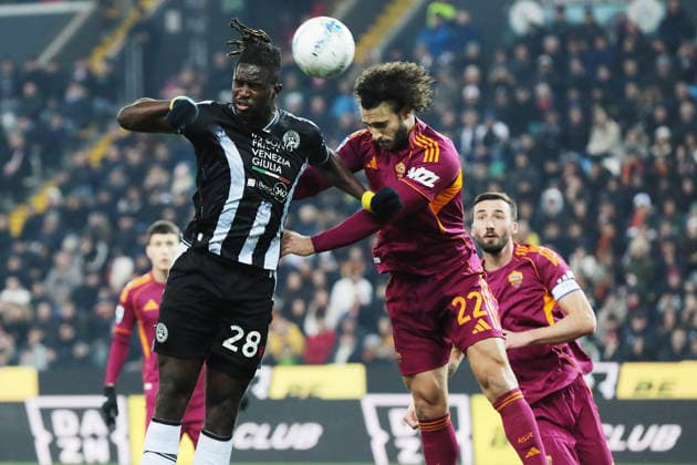 Udinese s Oumar Solet fights for the ball with Roma™s Mario Hermoso during the Serie A soccer match between Udinese and Roma at the Bluenergy Stadium in Udine, north east Italy - Monday, February 02,2026 - soccer  Copyright: xAndreaxBressanutti LaPressex