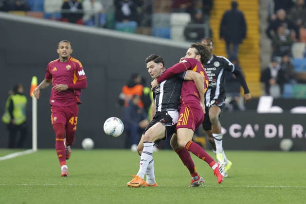 Udinese s JURGEN EKKELENKAMP in action against Roma s MARIO HERMOSO during the Italian Serie A ENILIVE 2025 26 football match between Udinese and Roma at Bluenergy Stadium on February 2th, 2026, Udine, Italy  Copyright: xMattiaxRadoni IPAxSportx xipa-agency.netx xx IPA_70898290 IPA_Agency_IPA70898290
