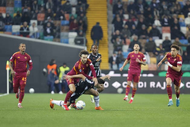 Udinese s JURGEN EKKELENKAMP in action against Roma s MARIO HERMOSO during the Italian Serie A ENILIVE 2025 26 football match between Udinese and Roma at Bluenergy Stadium on February 2th, 2026, Udine, Italy  Copyright: xMattiaxRadoni IPAxSportx xipa-agency.netx xx IPA_70898293 IPA_Agency_IPA70898293