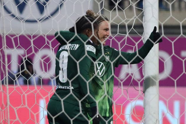 VfL vs Cologne, BL Women Wolfsburg, 02 02 2026, Football, Women, Google Pixel Bundesliga, Season 2025 2026, VfL Wolfsburg vs 1 FC Cologne, Lineth Beerensteyn VfL Wolfsburg cheers with Svenja Huth VfL Wolfsburg after her goal for 1 0 AOK Stadion Niedersachsen Germany