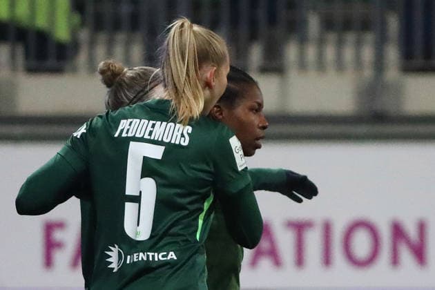 VfL vs Cologne, BL Women Wolfsburg, 02 02 2026, Soccer, Women, Google Pixel Bundesliga, Season 2025 2026, VfL Wolfsburg vs 1 FC Cologne, Lineth Beerensteyn VfL Wolfsburg cheers with the team after their goal for 1 0 AOK Stadion Niedersachsen Germany
