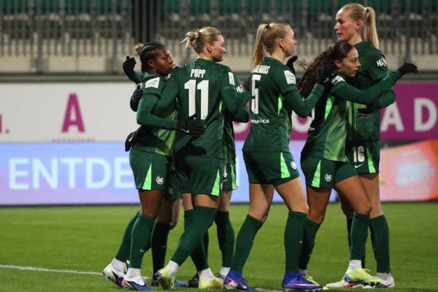 VfL vs Cologne, BL Women Wolfsburg, 02 02 2026, Soccer, Women, Google Pixel Bundesliga, Season 2025 2026, VfL Wolfsburg vs 1 FC Cologne, Lineth Beerensteyn VfL Wolfsburg cheers with the team after their goal for 1 0 AOK Stadion Niedersachsen Germany