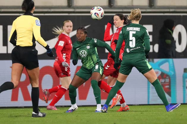 VfL vs Cologne, BL Women Wolfsburg, 02 02 2026, Football, Women, Google Pixel Bundesliga, Season 2025 2026, VfL Wolfsburg vs 1 FC Cologne, Lineth Beerensteyn VfL Wolfsburg , Ella Paddemors VfL Wolfsburg AOK Stadion Niedersachsen Germany