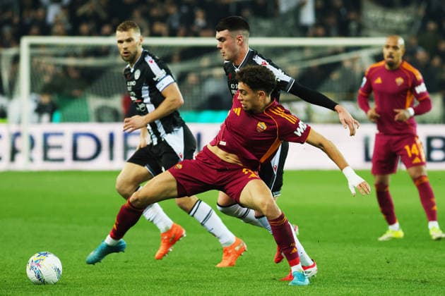 Roma™s Neil El Aynaoui fights for the ball with Udinese™s Lennon Miller during the Serie A soccer match between Udinese and Roma at the Bluenergy Stadium in Udine, north east Italy - Monday, February 02,2026 - soccer  Copyright: xAndreaxBressanutti LaPressex