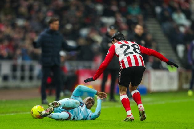 Sunderland v Burnley, Premier League Enzo Le FÃ e Of Sunderland fouls Jaidon Anthony Of Burley during the Sunderland v Burnley Premier League match at the Stadium of Light, Sunderland, England on 2 February 2026 Credit: Lee Keuneke Every Second Media Editorial use only. All images are copyright Every Second Media Limited. No images may be reproduced without prior permission. All rights reserved. Premier League and Football League images are subject to licensing agreements with Football DataCo Limited. see https: www.football-dataco.com Copyright: xIMAGO EveryxSecondxMediax ESM-1784-0038 LeexKeunekex xEveryxSecondxMediax