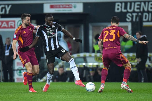 February 2, 2026, Udine: Udinese s Keinan Davis in action against Roma s Bryan Cristante and Roma s Gianluca Mancini during the italian soccer Serie A match between Udinese Calcio vs AS Roma on february 2, 2026 at the Bluenergy stadium in Udine, Italy. ANSA . Soccer: Serie A; Udinese Vs Roma  - ZUMAa110 20260202_zaf_a110_059 Copyright: xEttorexGriffonix