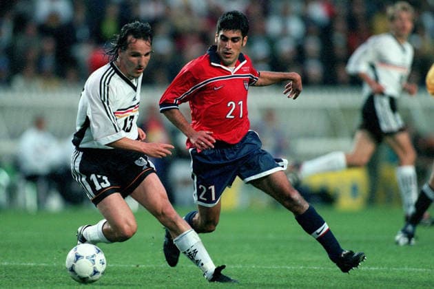 Germany V Usa, FIFA World Cup, WM, Weltmeisterschaft, Fussball Finals 1998 Group F Jens Jeremies of Germany and Claudio Reyna of Usa challenge during the FIFA World Cup Finals 1998 Group F match between Germany and Usa at Parc Des Princes on June 15, 1998 in Paris, France. Paris Parc Des Princes France France Copyright: xAllstarxPicturexLibraryxLtdx
